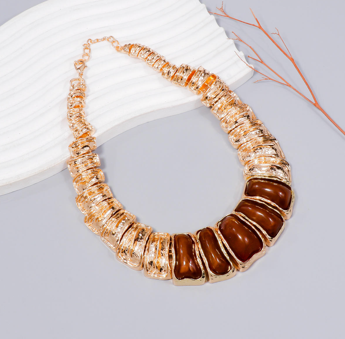 Vintage Luxe Choker – Retro Statement Necklace with Timeless Elegance