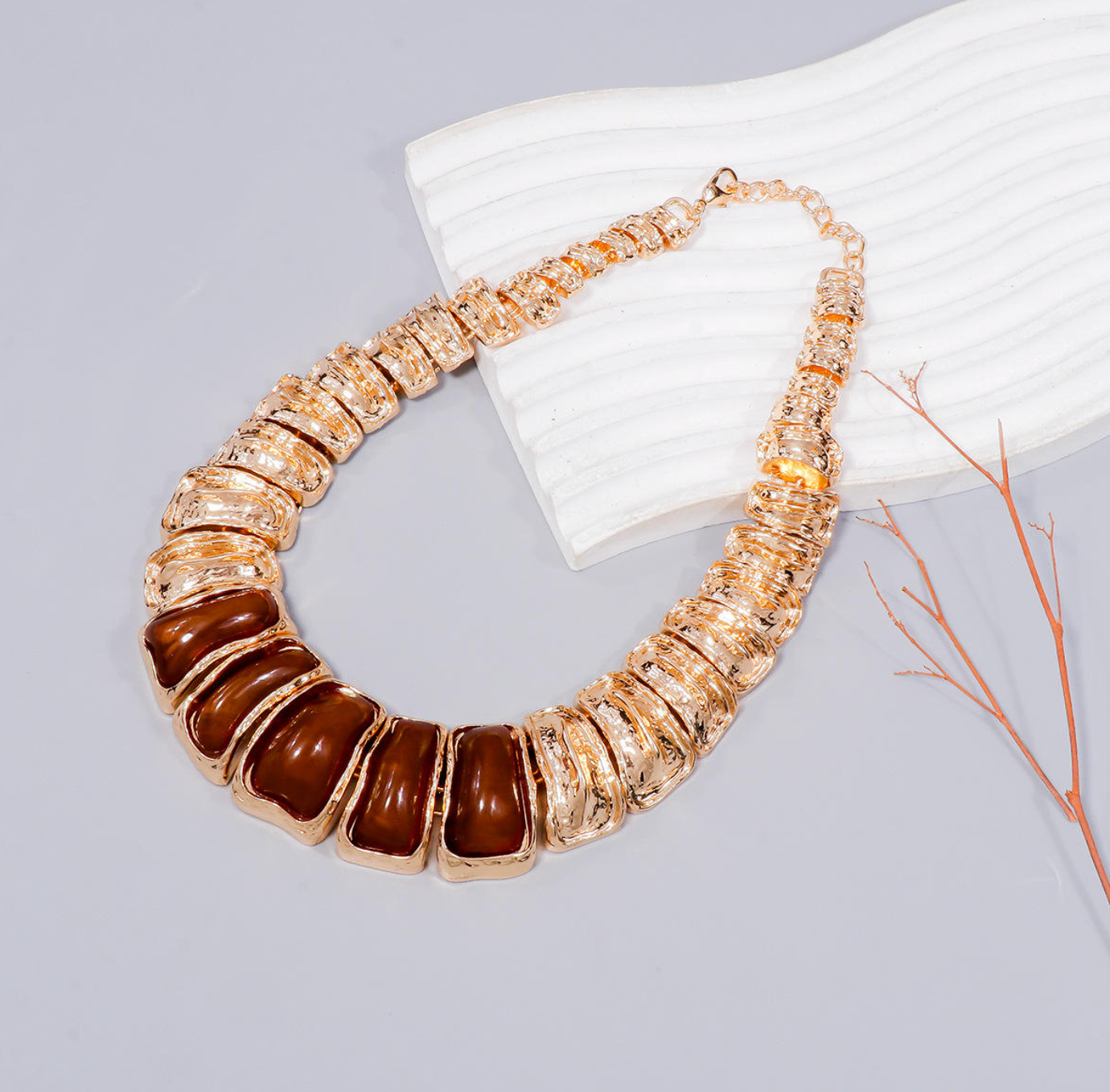 Vintage Luxe Choker – Retro Statement Necklace with Timeless Elegance