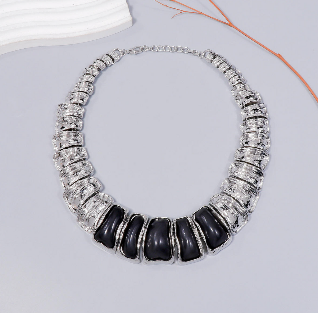 Vintage Luxe Choker – Retro Statement Necklace with Timeless Elegance