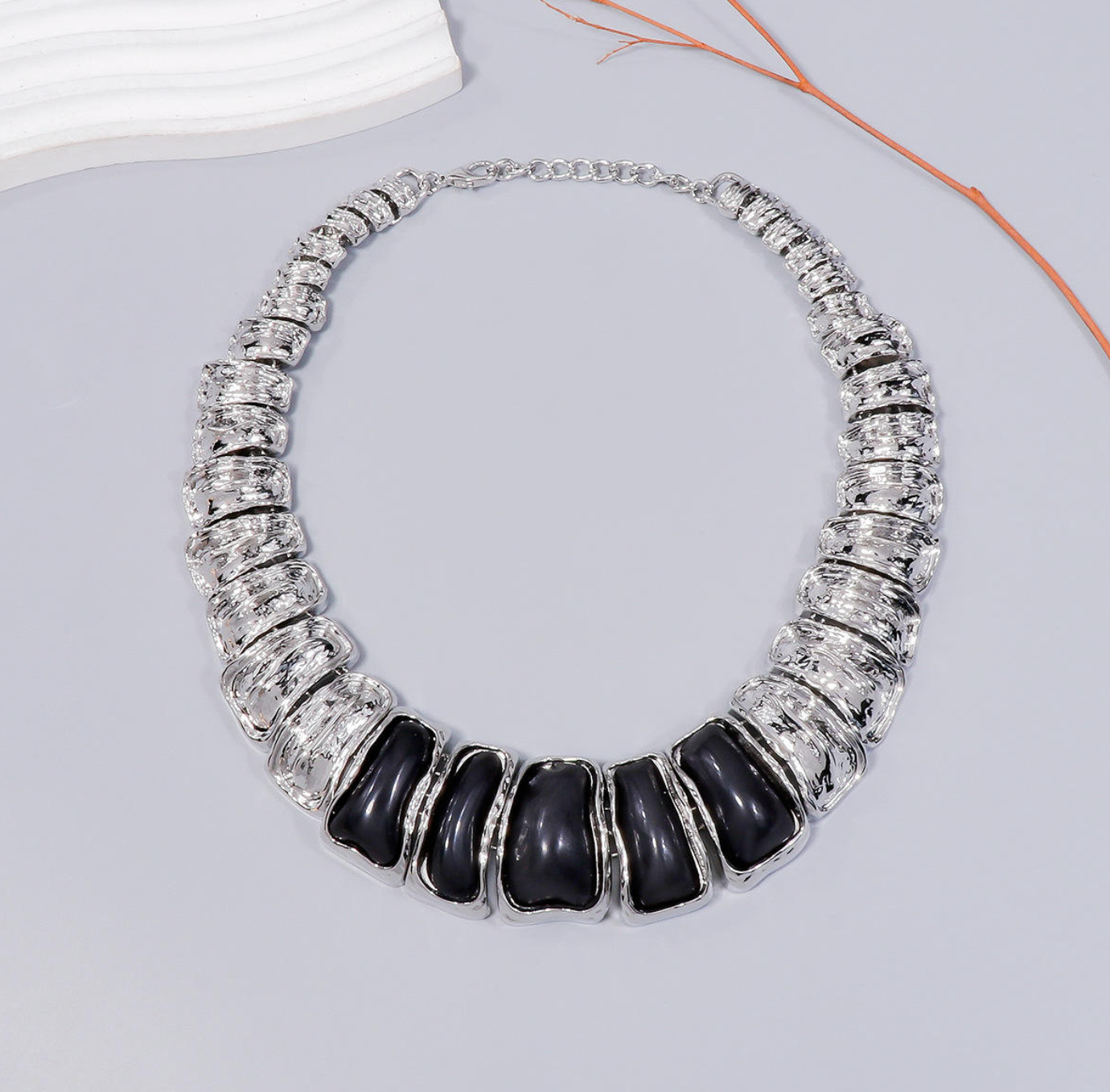 Vintage Luxe Choker – Retro Statement Necklace with Timeless Elegance