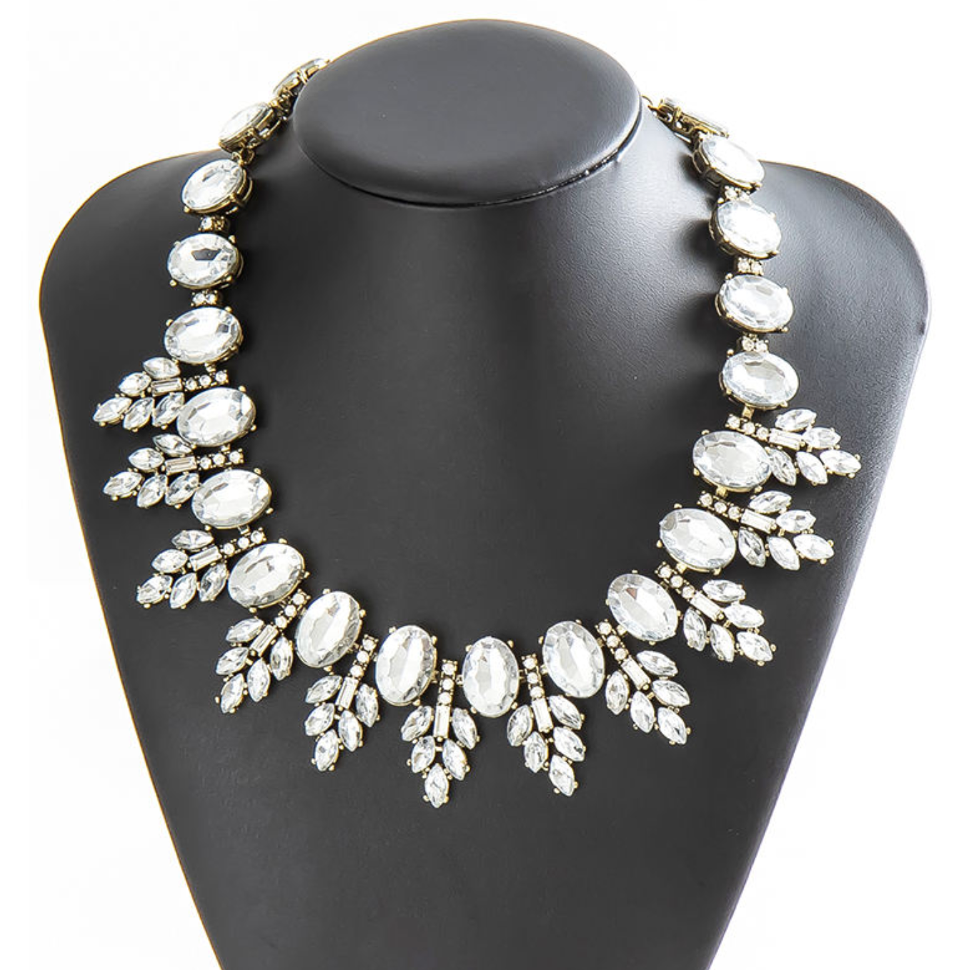 Luxe Gemstone Statement Necklace – Sparkling Elegance for Every Occasion
