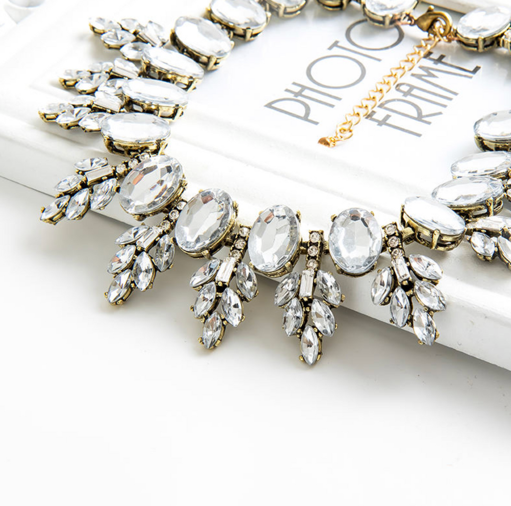 Luxe Gemstone Statement Necklace – Sparkling Elegance for Every Occasion