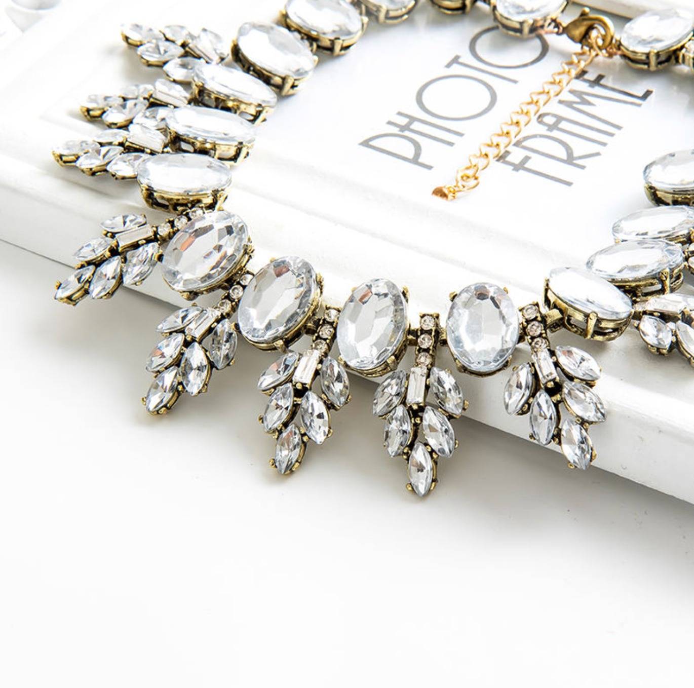 Luxe Gemstone Statement Necklace – Sparkling Elegance for Every Occasion